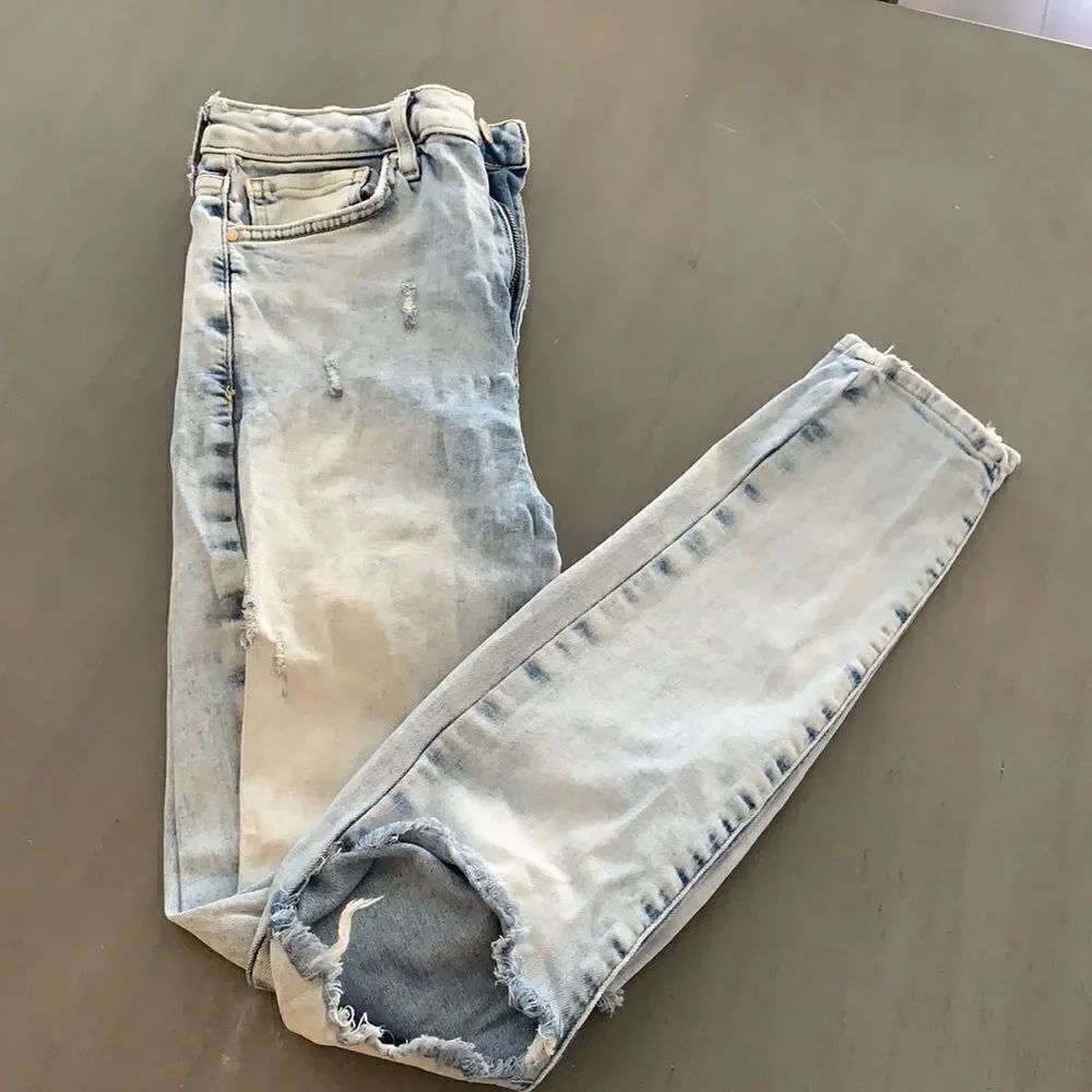 Forever 21 Distressed Light Wash High Rise Jeans - Picture 2 of 6